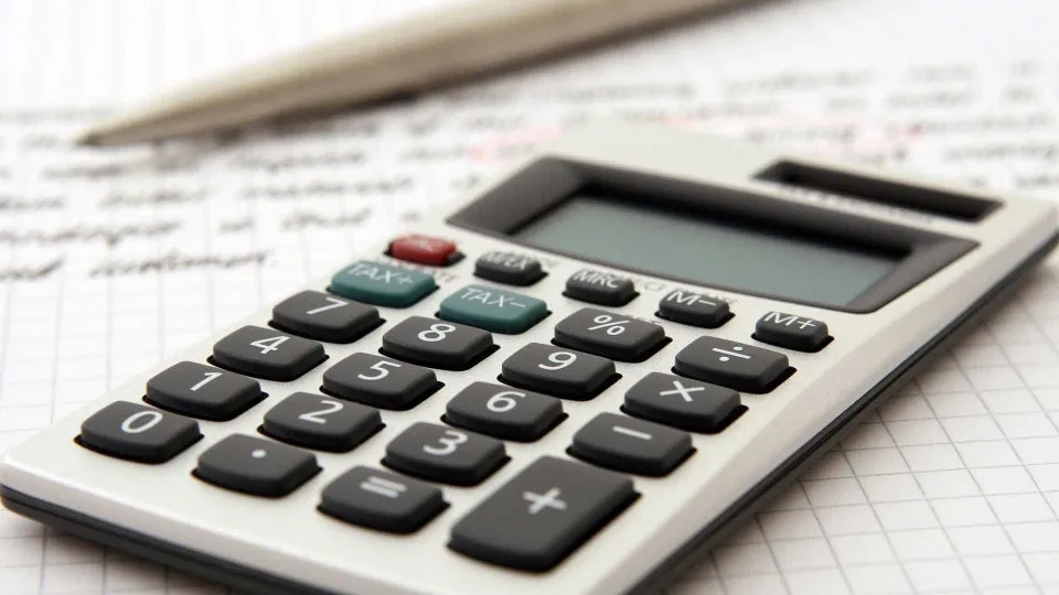 Número de famílias que contrataram financiamento cresce em fevereiro, segundo FecomercioSP