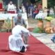 'O Evangelho vivo': Padre lava os pés de morador em situação de rua durante cerimônia religiosa em MG; ASSISTA | Centro-Oeste