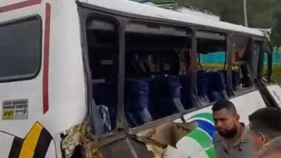 Ônibus com universitários cai de viaduto e mata 10 na Colômbia