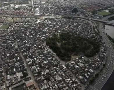 Operação policial no Complexo da Maré tem relatos de tiroteio e fecha avenida Brasil