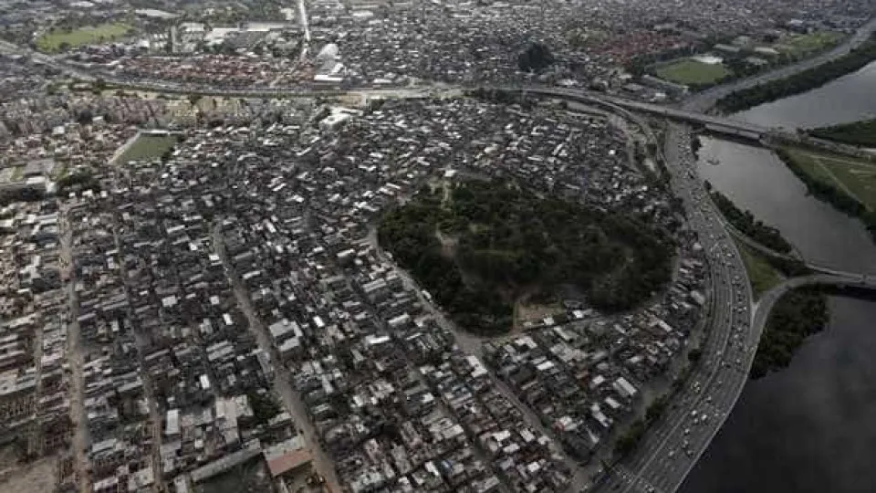 Operação policial no Complexo da Maré tem relatos de tiroteio e fecha avenida Brasil