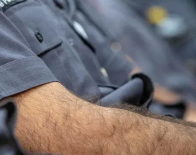 PM que jogou homem de ponte tem oito anos de corporação e respondeu a 2 inquéritos