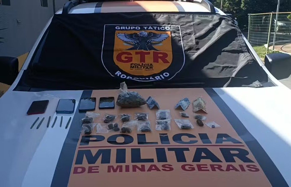 PMRv apreende drogas com auxílio de cadela farejadora na LMG-653; suspeito foi preso