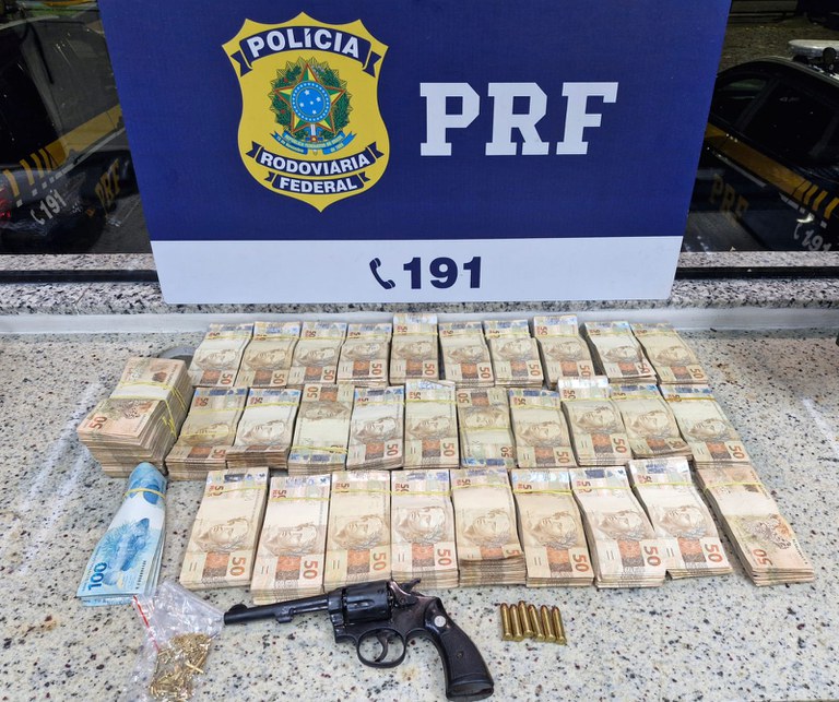 PRF apreende arma, R$ 172 mil em dinheiro vivo e joias durante fiscalização na BR-101 em Guarapari