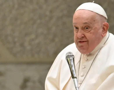 Papa Francisco aparece à janela de hospital em Roma