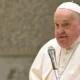 Papa Francisco aparece à janela de hospital em Roma