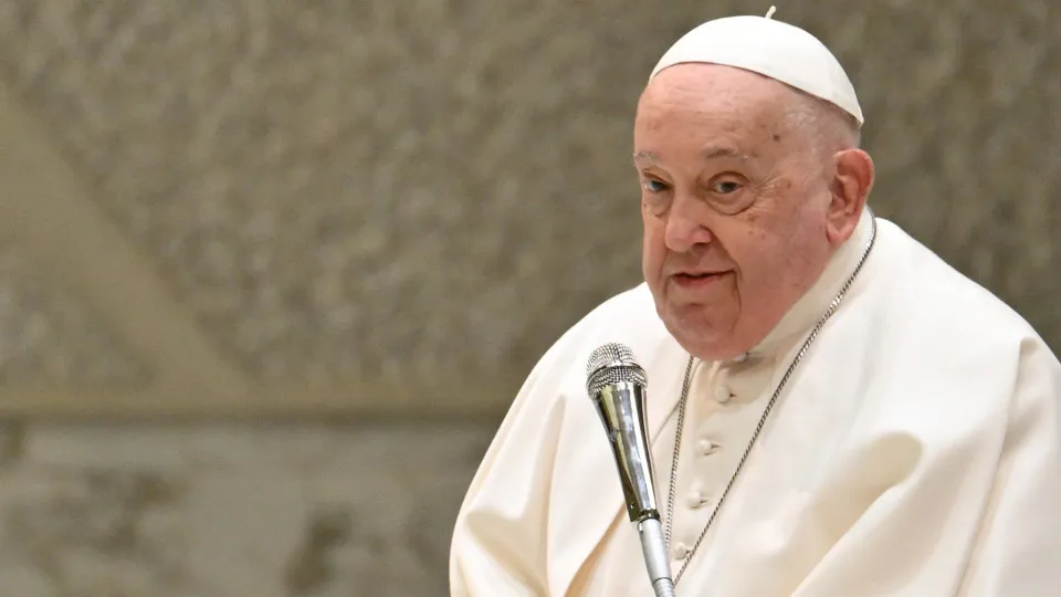 Papa Francisco aparece à janela de hospital em Roma