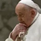 Papa Francisco apresenta melhora gradual, mas quadro ainda é complexo, diz Vaticano