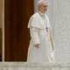 Papa viraliza dando bronca em irmão por não atender ao telefone; veja