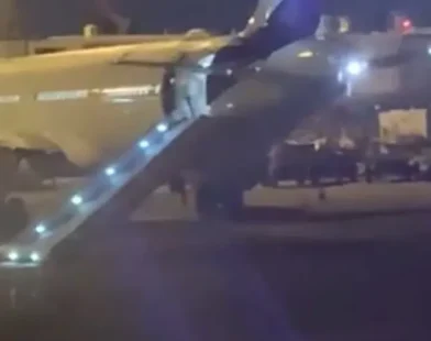 Passageiro aciona escorregador de emergência e atrasa voo em SP