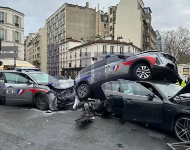 Perseguição acaba com 10 policiais feridos e 4 carros destruídos em Paris