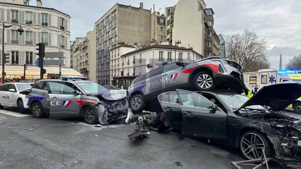 Perseguição acaba com 10 policiais feridos e 4 carros destruídos em Paris