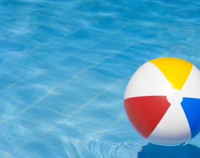 Polícia investiga morte de gêmeos de 1 ano encontrados em piscina em Minas Gerais