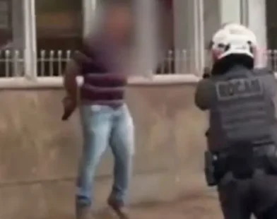 Policial mata homem que corria com faca e réplica de arma em SP