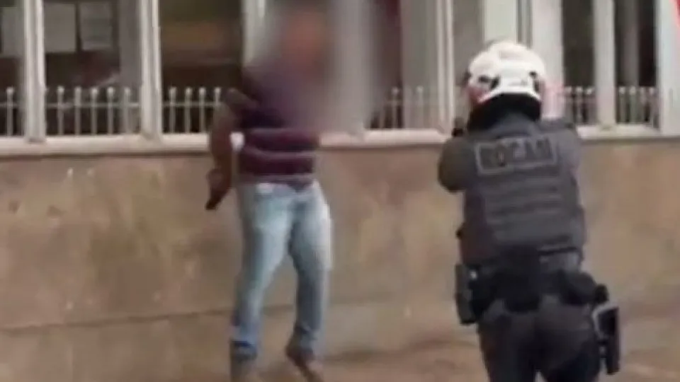 Policial mata homem que corria com faca e réplica de arma em SP