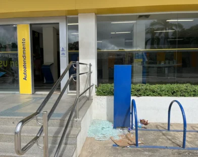 Porta de vidro do Banco do Brasil é quebrada em Cruzeiro do Sul | ac24horas