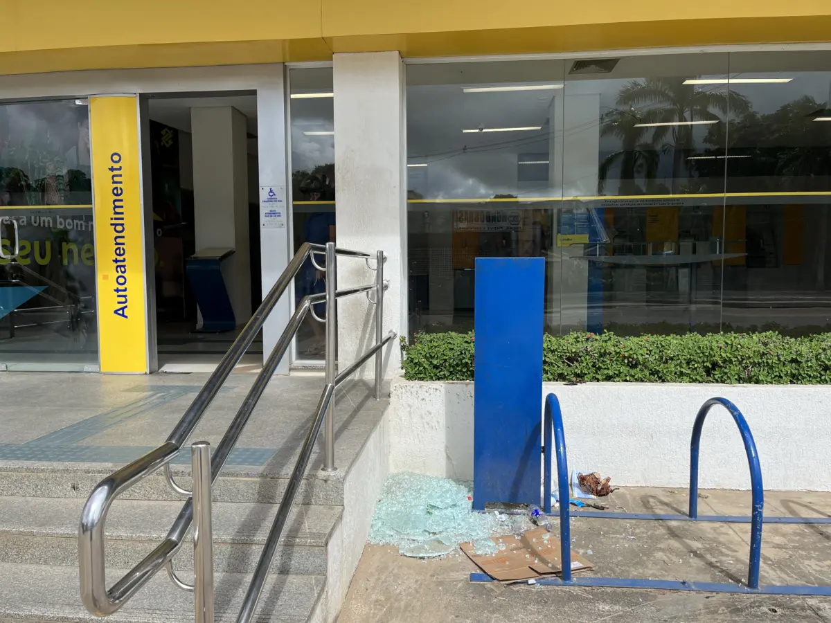 Porta de vidro do Banco do Brasil é quebrada em Cruzeiro do Sul | ac24horas