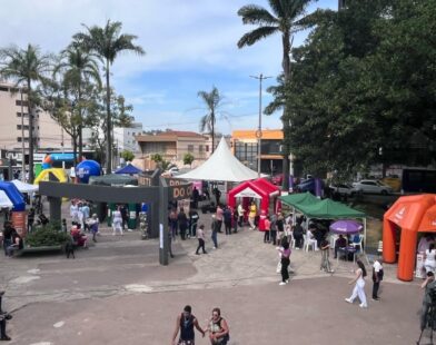 Praça da Catedral em Divinópolis recebe a 9ª edição do Integração no Bairro com paródias, fanfarra e show da Banda Dias de Truta