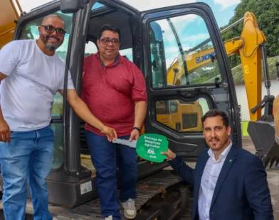 Prefeito recebe escavadeira hidráulica para reforçar infraestrutura rural de Brasileia | ac24horas