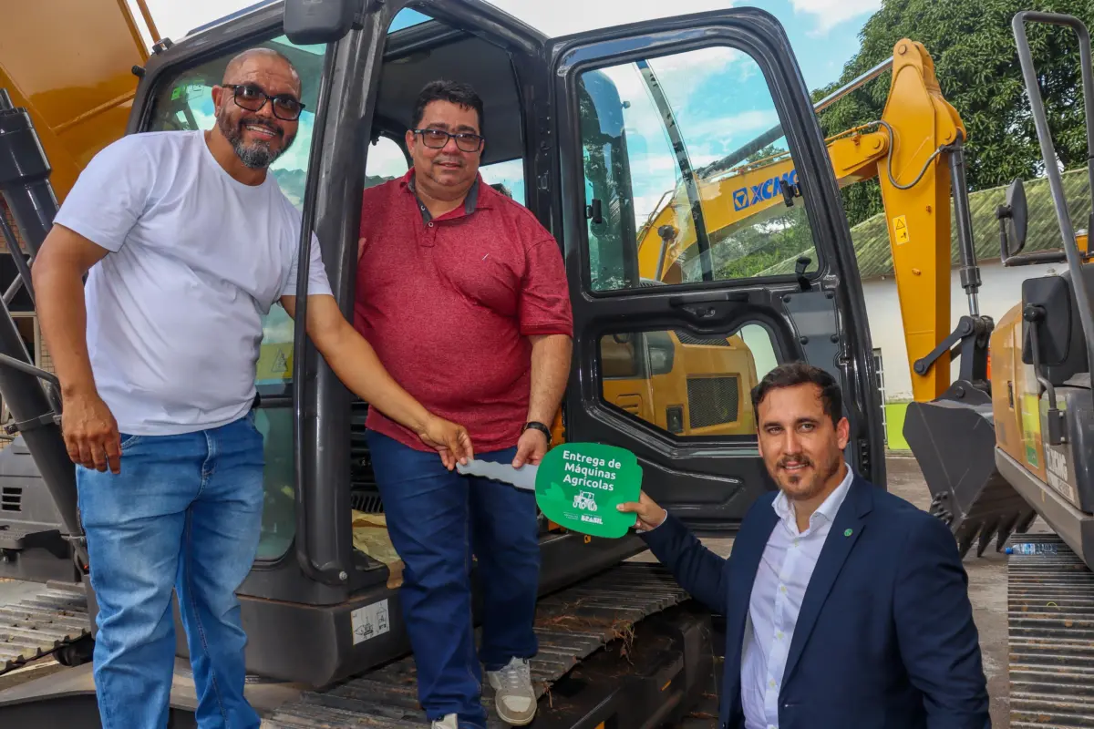 Prefeito recebe escavadeira hidráulica para reforçar infraestrutura rural de Brasileia | ac24horas