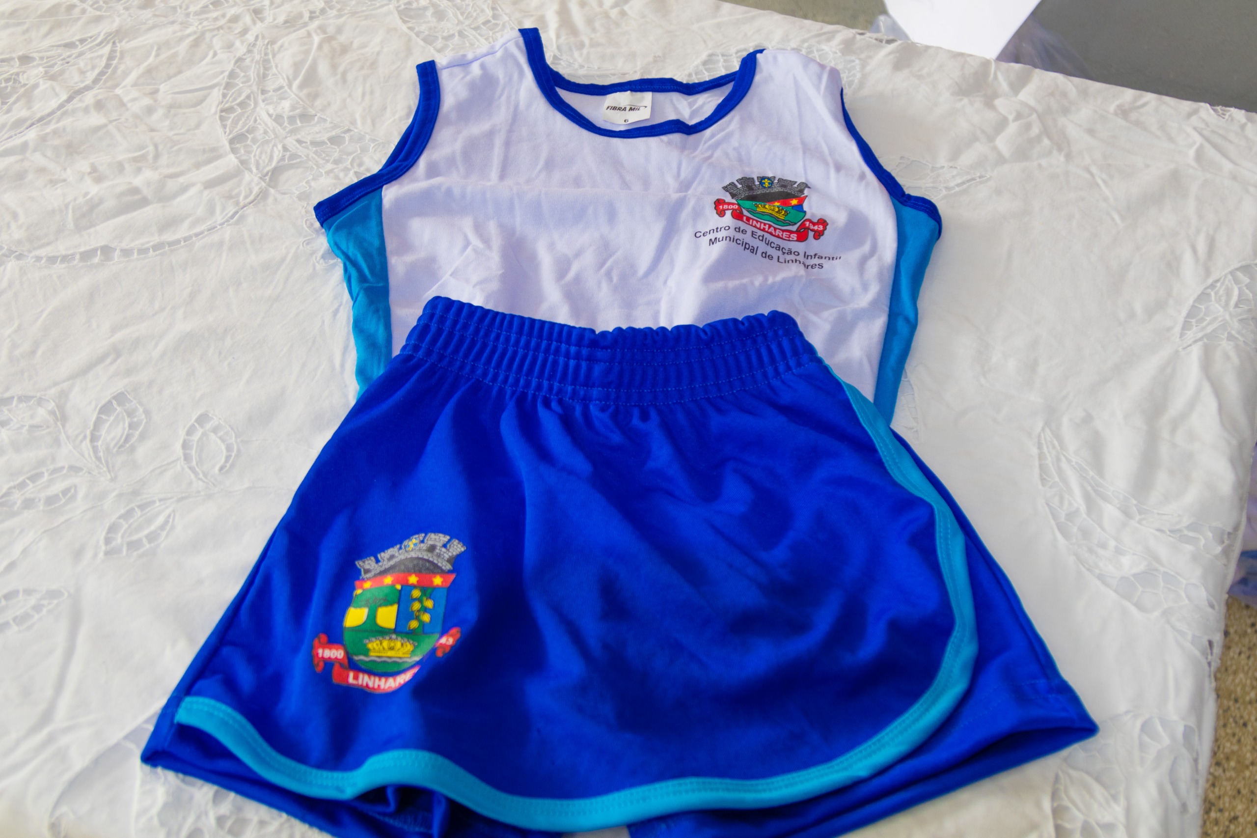 Prefeitura de Linhares inicia entrega de uniformes escolares para os alunos matriculados na rede municipal de ensino