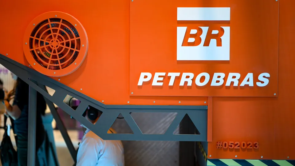 Prejuízo da Petrobras no 4º tri é efeito do dólar, mas 'eventos exclusivos' chamam atenção, dizem analistas