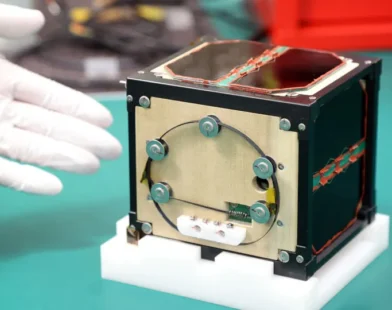 Primeiro satélite feito de madeira é lançado para o Espaço