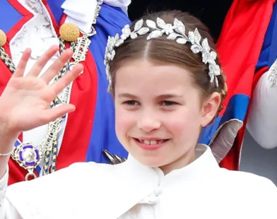 Princesa Charlotte completa 10 anos e recebe homenagens no Reino Unido