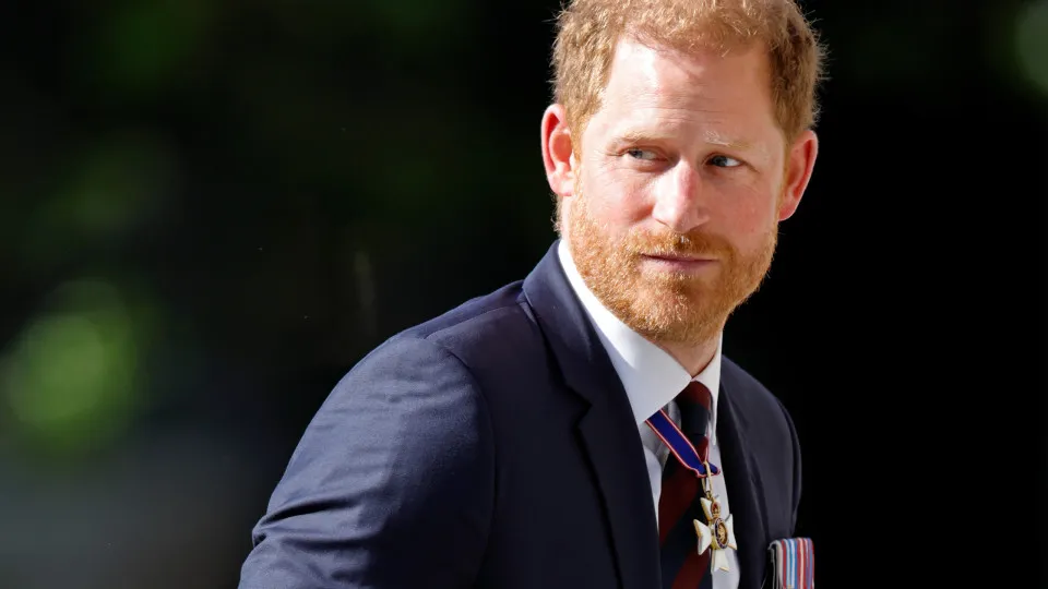 Príncipe Harry "sentiu-se forçado" a deixar de trabalhar para a realeza