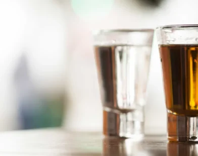 Produção de cachaça tem crescido, mas setor lamenta preconceito