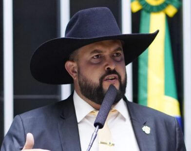 “Produtor está à míngua enquanto primeira-dama viaja de jatinho”, questiona deputado