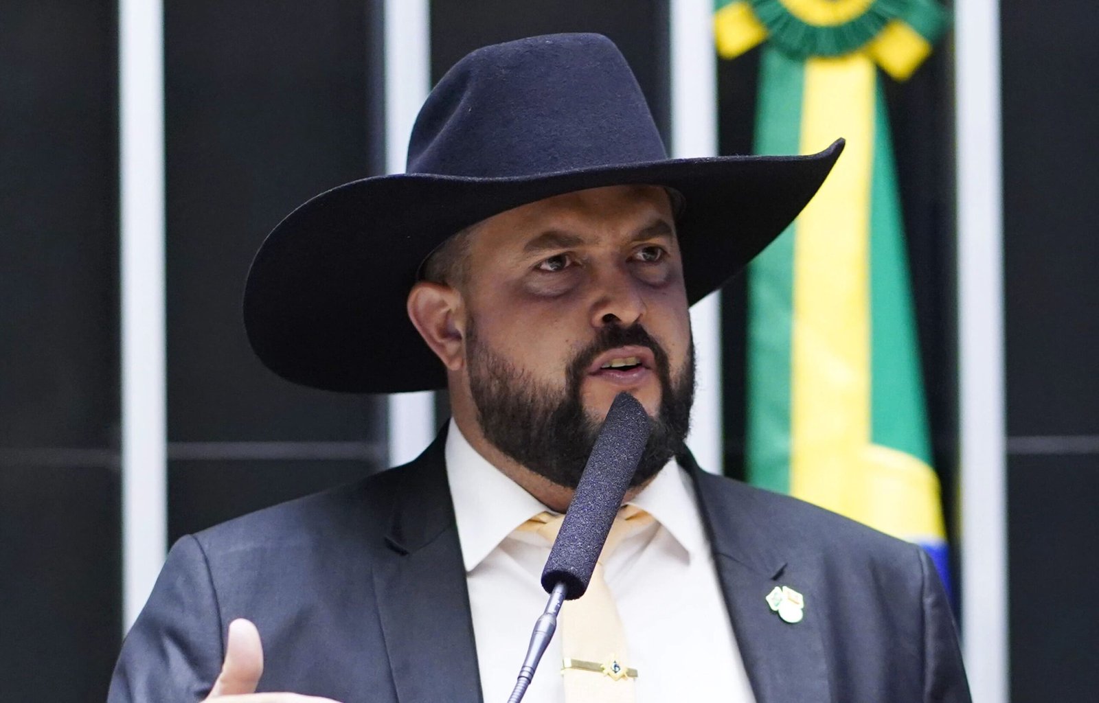“Produtor está à míngua enquanto primeira-dama viaja de jatinho”, questiona deputado