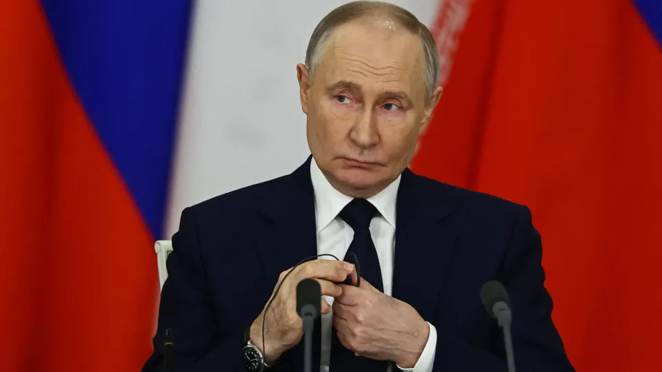 Putin visita Kursk após retirada ucraniana e critica destruição