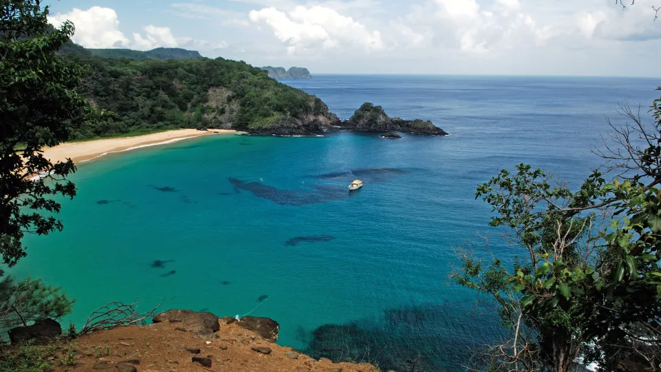Quais são as duas praias brasileiras que figuram entre as 50 melhores do mundo?