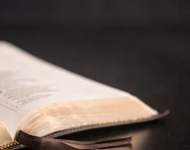 'Que tal ter o seu próprio pastor' por R$ 300?: homem lança IA para orações