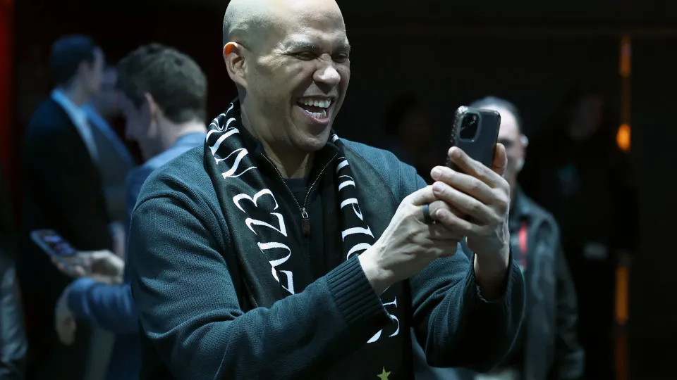Quem é Cory Booker, democrata que bateu recorde de discurso mais longo da história do Senado dos EUA