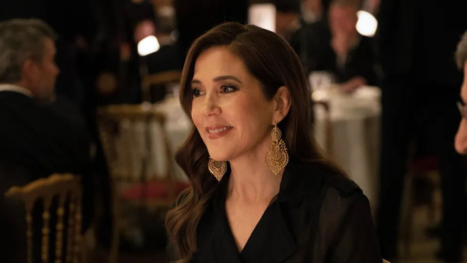 Rainha Mary usa pulseira histórica de 175 anos em jantar em Paris; veja