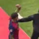 Raphinha 'perde a cabeça' com árbitro e sobra até para Ter Stegen