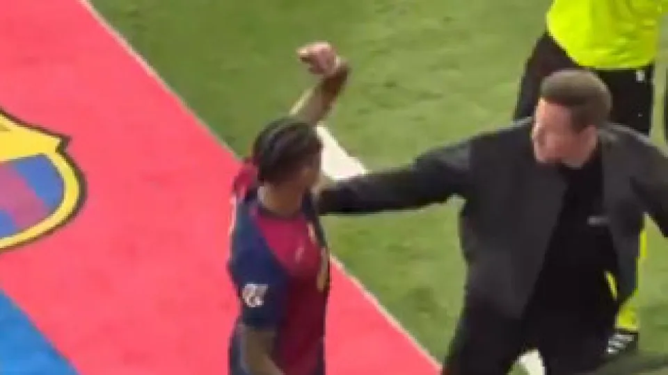 Raphinha 'perde a cabeça' com árbitro e sobra até para Ter Stegen