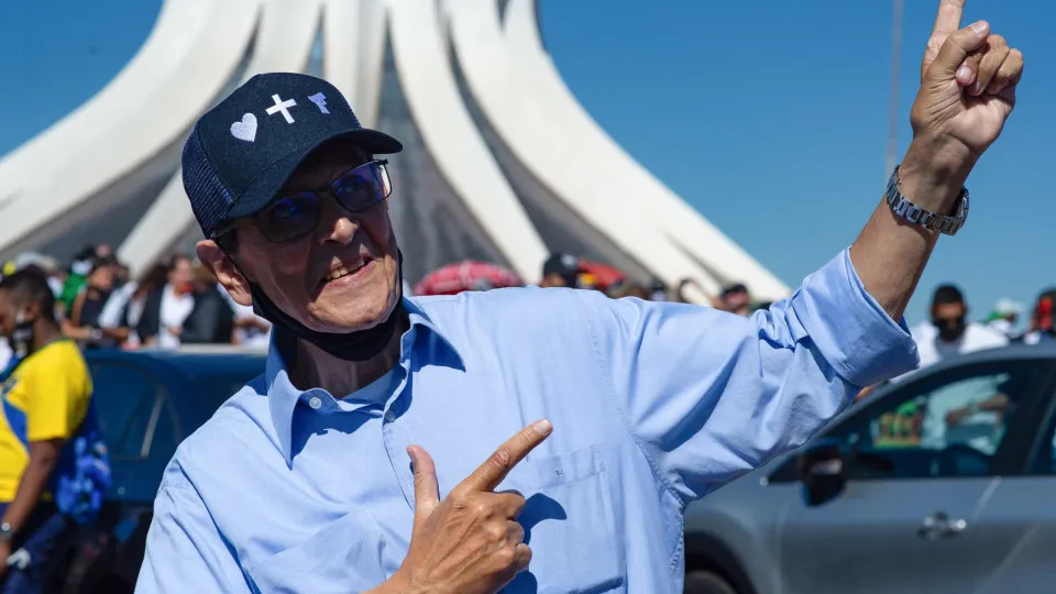 Roberto Jefferson deixa hospital após quase dois anos e volta para prisão domiciliar