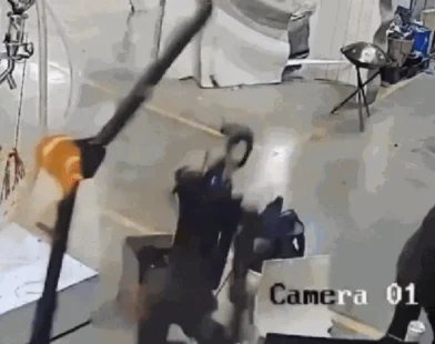 Robô 'ataca' homens que o controlavam em fábrica