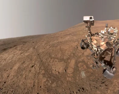 Robô da NASA faz selfie em Marte e flagra redemoinho ao fundo