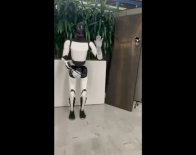 Robô da Tesla exibe nova habilidade em vídeo compartilhado por Musk