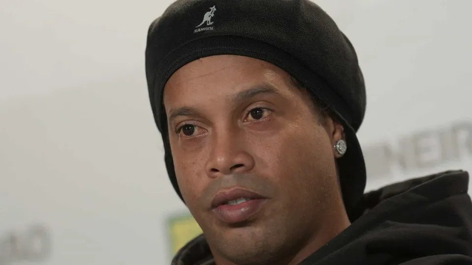 Ronaldinho diz que aprova contratação de Ancelotti na seleção brasileira