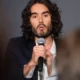 Russell Brand é formalmente acusado de crimes sexuais