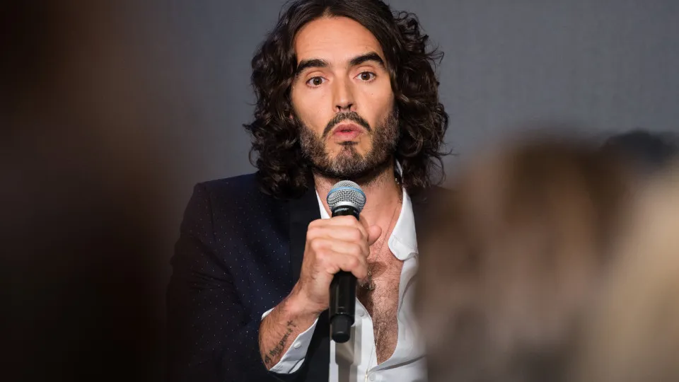 Russell Brand é formalmente acusado de crimes sexuais