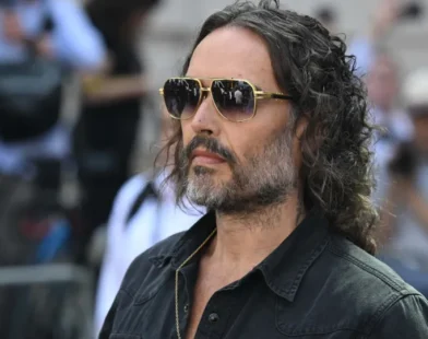 Russell Brand é liberado sob fiança após audiência em Londres