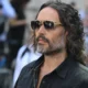 Russell Brand é liberado sob fiança após audiência em Londres