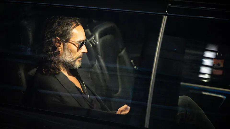 Russell Brand se defende de acusações
