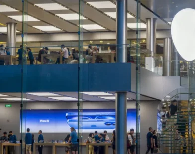 Russos pagam mais (e em maços de notas) pelos novos iPhones